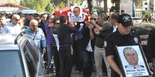 İntihar eden meslektaşları için polisten 'mandallı' protesto