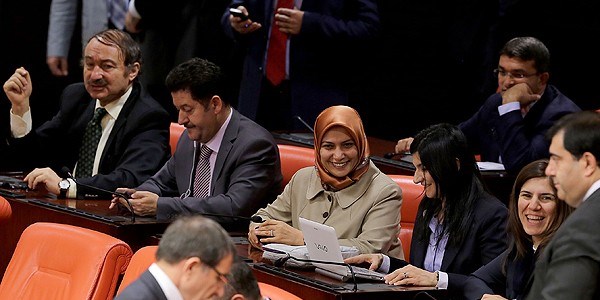 AK Parti'li Çelik de Genel Kurul'a başörtüsüyle katıldı