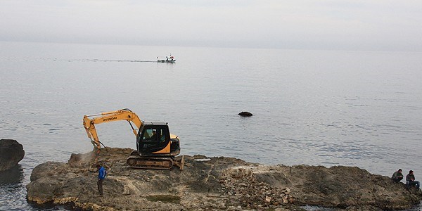 Denizin ortasında define arıyor