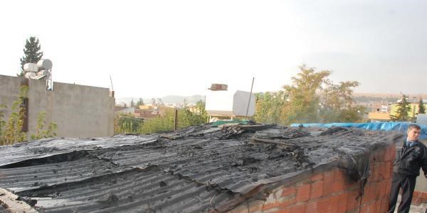 Çatı yangınını itfaiye söndürdü