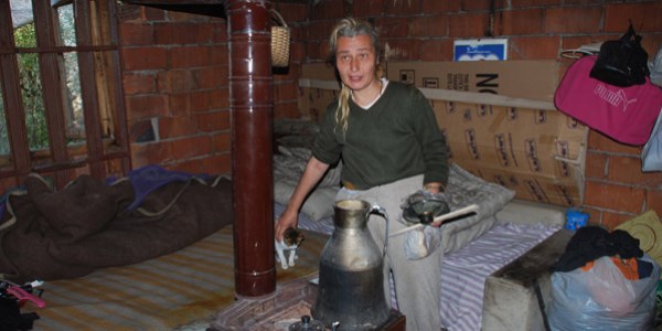 Barakada yaşayan kadına kaymakam çay sahip çıktı