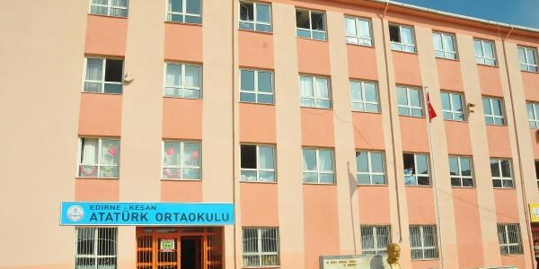 Okul bahçesindeki Türk Bayrağını yakan 2 kişi yakalandı
