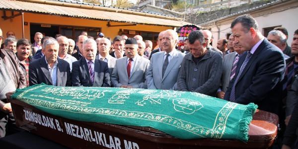 Evinin önünde otomobilin altında kalarak öldü