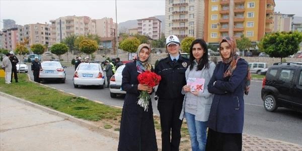 Emniyet kemeri takan sürücülere karanfil