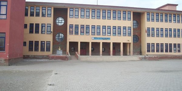 Kalorifer kazanı patlamak üzere olan okul boşaltıldı
