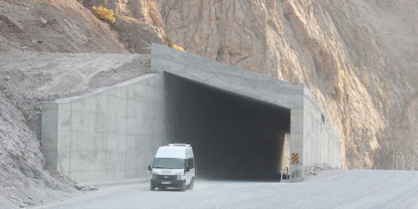 Hakkari-Çukurca Karayoluna çığ tünelleri