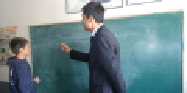 Öğrencilerini ısırmaktan yargılanıyor