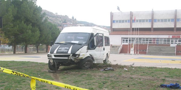 Minibüs spor salonu önüne uçtu: 1 yaralı