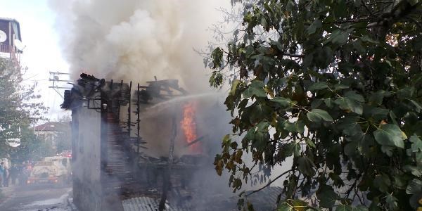 İtfaiye yangına ağaçtan müdahale etti
