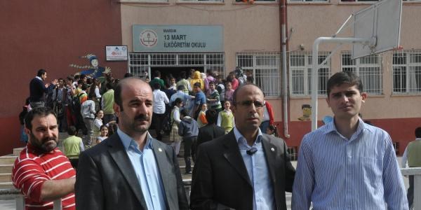 Okul bahçesinde öğretmene veli dayağı