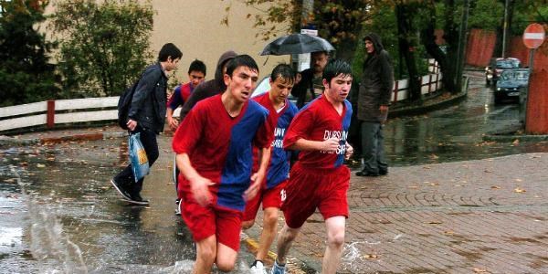 Suyla kaplı parkurda koştular