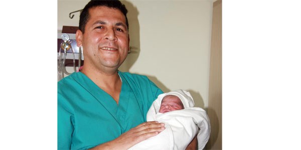 Çöpte bulunan bebek evlat edinildi