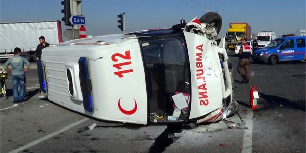 Ambulans ile otomobil çarpıştı: 3'ü sağlık görevlisi 6 yaralı