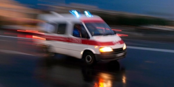 Göreve giden polis memuruna kaldırımda otomobil çarptı