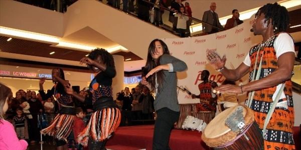 Piazza'da 'African Calabash Dance' gösterisi