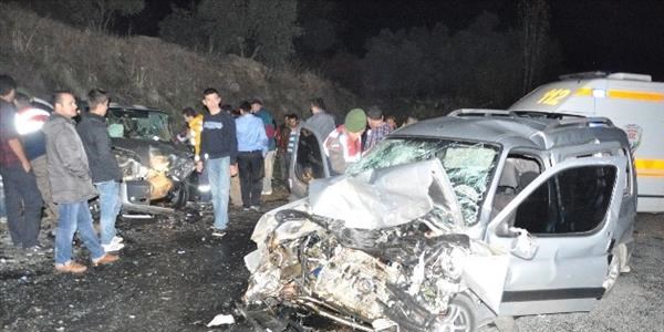 Yatağan'da iki araç birbirine girdi: 1'i ağır 6 yaralı
