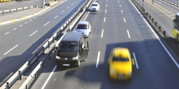 Atatürk'e saygı için E-5 Karayolu'nda hayat durdu