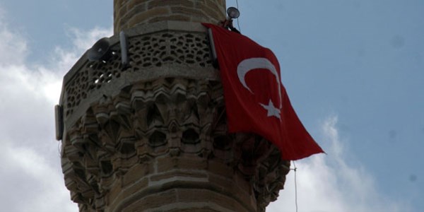 Emekli astsubaydan minarede protesto
