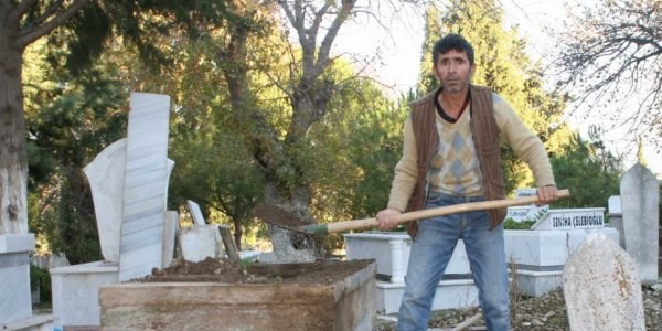 Vasiyet üzerine 43 yıllık mezar taşındı