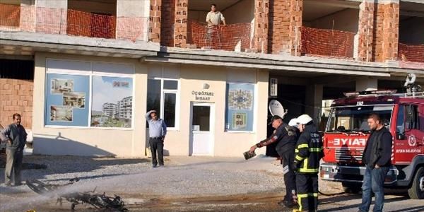 Babayla kızını taşıyan motosiklet alev topuna döndü