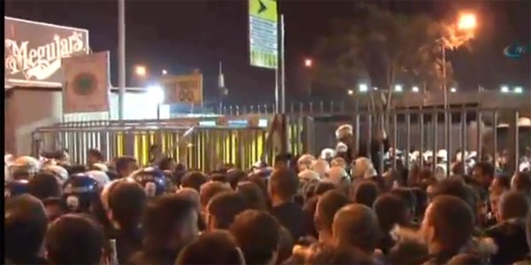 Stada alınmayan taraftar polise saldırdı