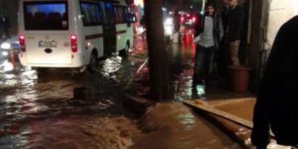 Siverek'te aşırı yağış sele neden oldu