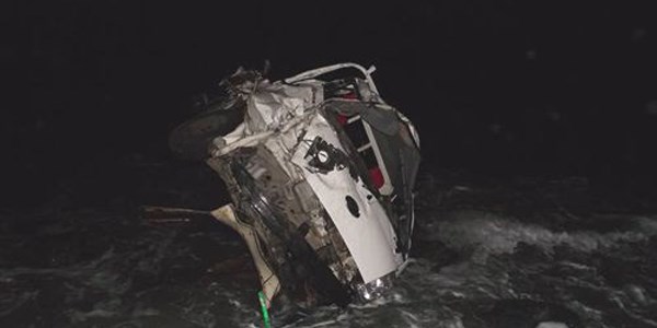 Kütahya'da otomobil sulama kanalına devrildi
