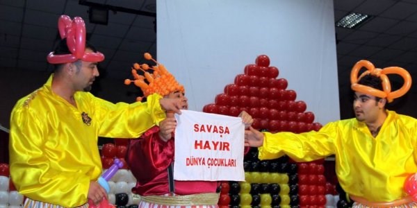Polis 6 bin öğrenciyi tiyatro ile buluşturdu