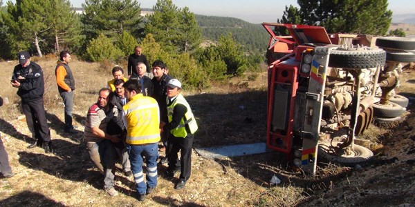 Su yüklü kamyon şarampole devrildi: 1 yaralı