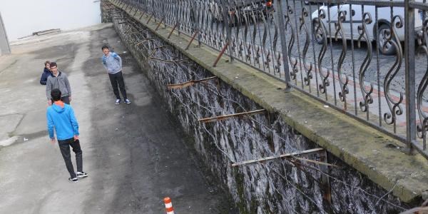 Öğrenciler kaçmasın diye okul duvarlarını dikenli tellerle çevirdiler