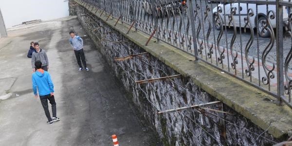 renciler kamasn diye okul duvarlarn dikenli tellerle evirdiler