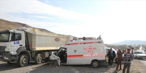 Hasta taşıyan ambulans kaza yaptı: 4 yaralı