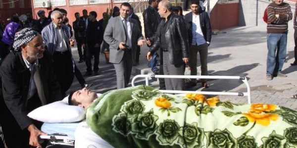 Yatalak oğlunu sedye ile Kaymakamlığın önüne getirdi