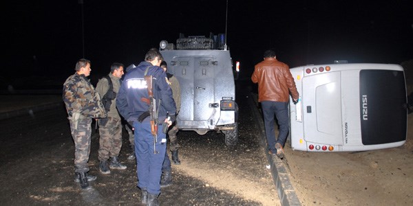 Polis midibüsü devrildi: 8 polis yaralı