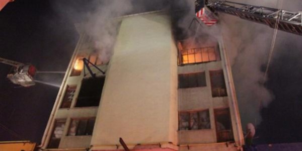 Fabrika yangını 4 katlı binayı kullanılamaz hale getirdi