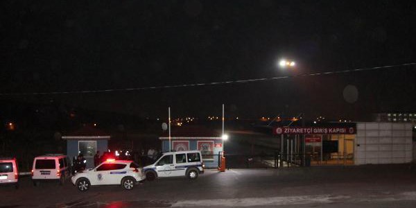 Cezaevi önünde birbirlerine kurşun yağdırdılar