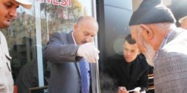 Bayburt Belediyesi önünde vatandaşa aşure dağıtıldı
