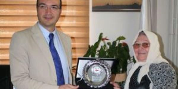 Hastaneye yardım eden hayırsevere plaket
