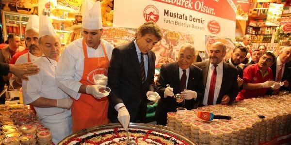 Mısır Çarşısı'nda 20 bin kişiye aşure dağıtıldı