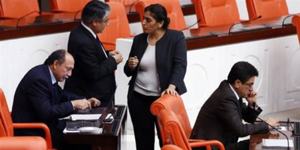 Meclis'te pantolon yasağı kaldırıldı