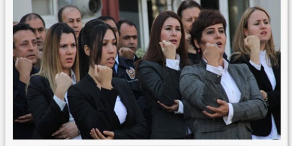 Polislerden işaret diliyle İstiklal Marşı