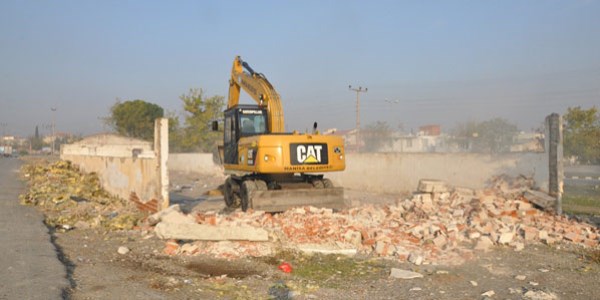 Manisa'da tehlikeli ve metruk binalar yıkılıyor