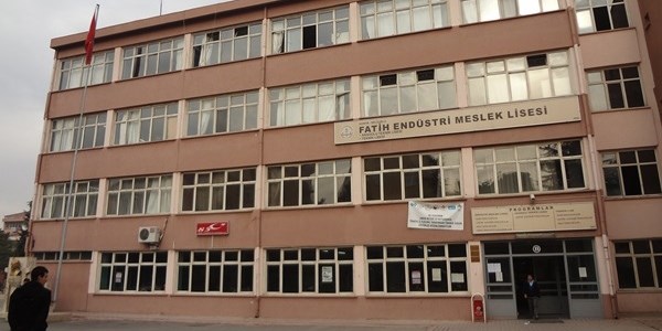 Lise öğrencisi okul bahçesinde bıçaklandı