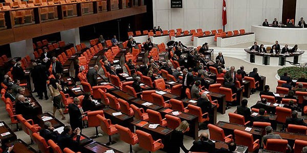 Pantolon düzenlemesi kadın vekilleri memnun etti