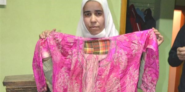106 yaşında vefat eden Ayşe Ninenin sandığından 90 yıllık gelinliği çıktı