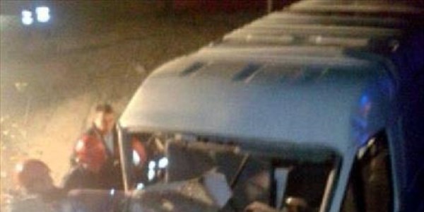 Minibüs kamyona çarptı: 1 ölü