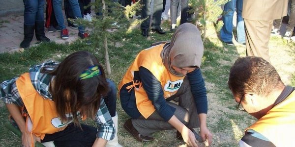 Öğrenciler fidan dikmeyi öğrendi