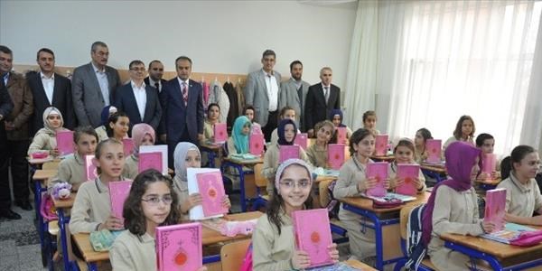 İmam Hatip öğrencilerine Kur'an hediye edildi