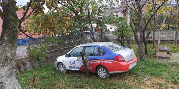 Kontrolden çıkan otomobil bahçeye uçtu