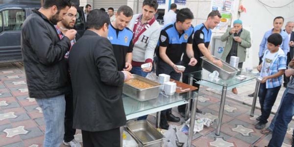 Cizre polisi 700 kişiye aşure dağıttı